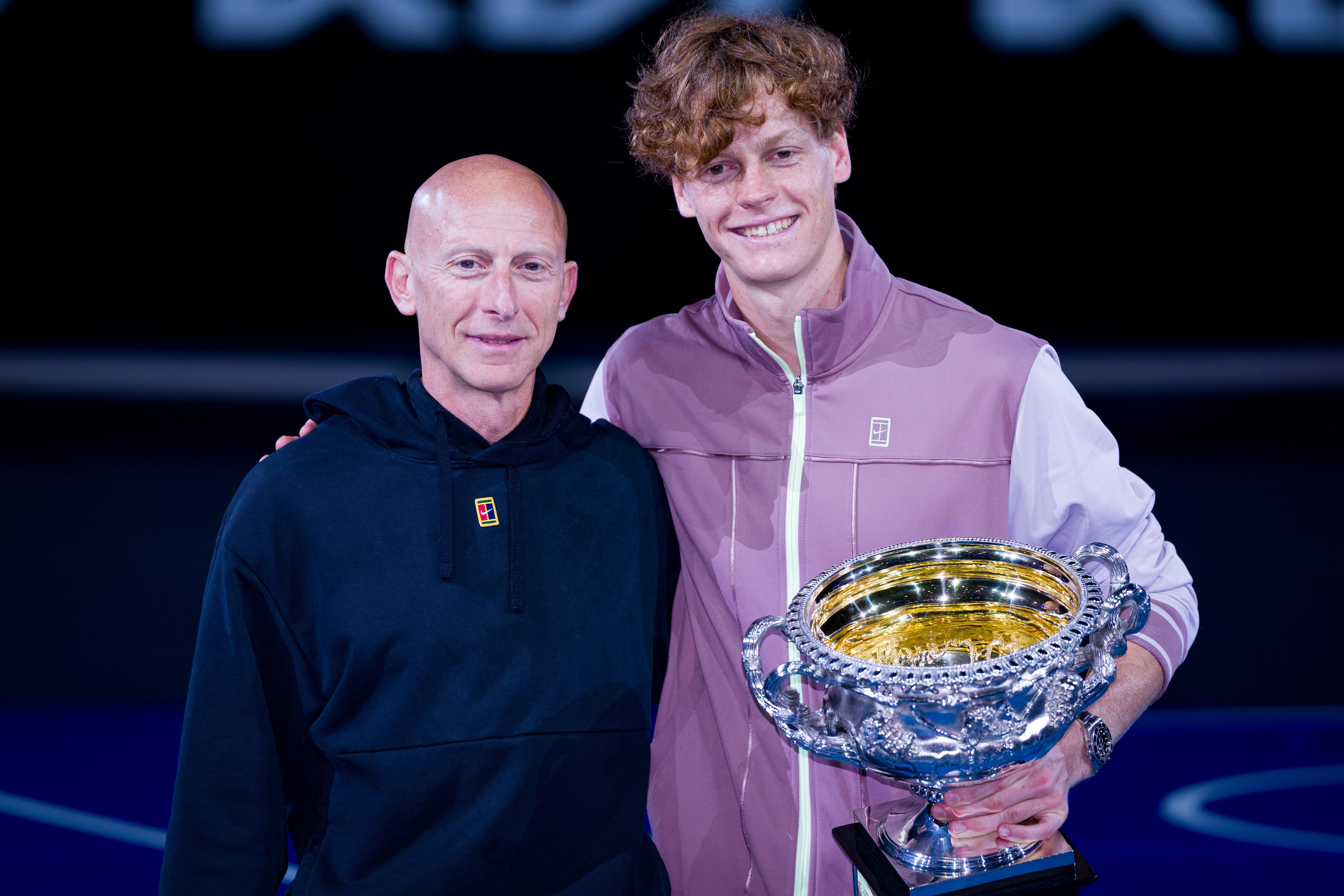 Umberto Ferrara y Jannik Sinner posan con el título de campeón del Open de Australia 2024