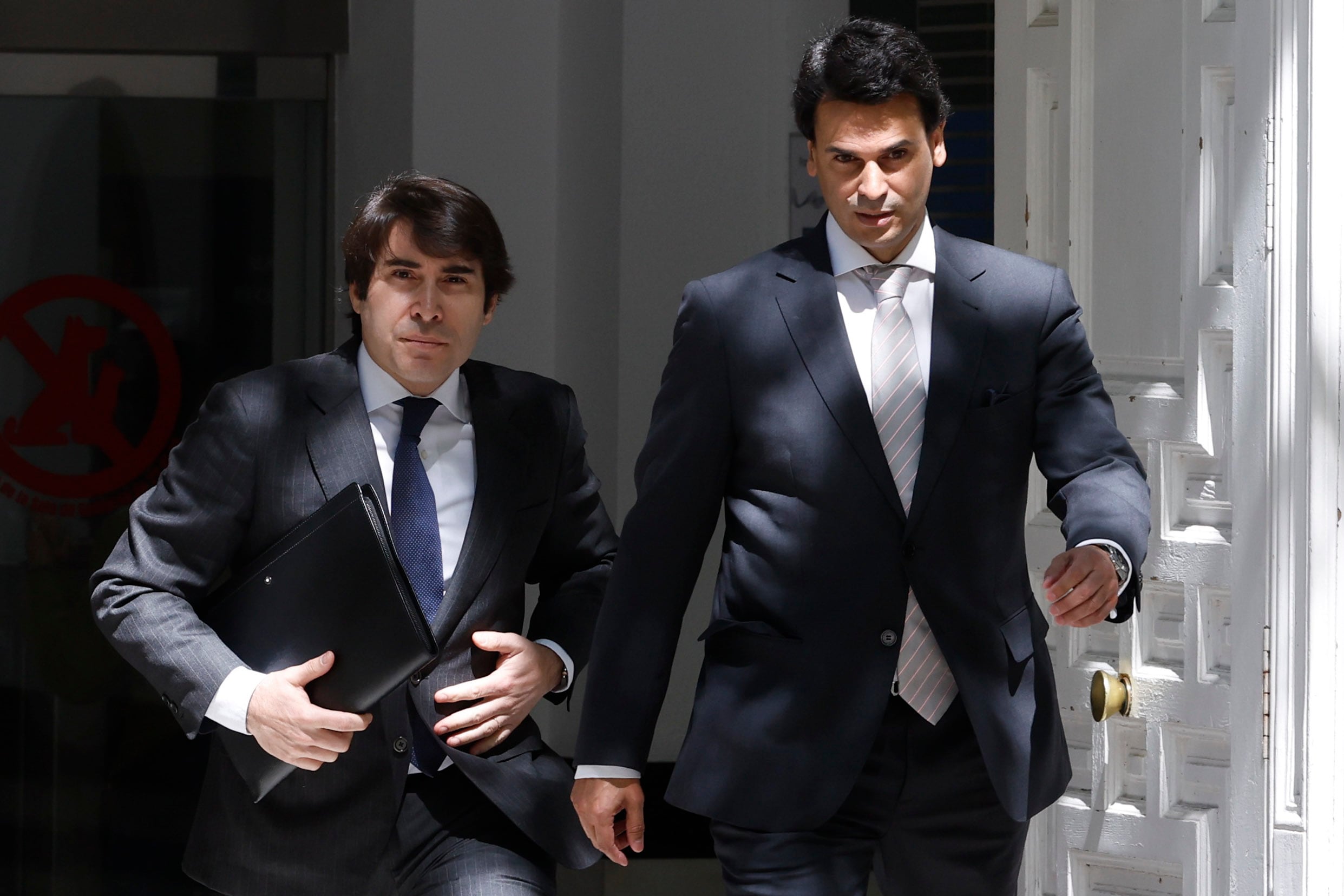Alberto González Amador (d), pareja de la presidenta de la Comunidad de Madrid y autor de la denuncia que originó la investigación, contra el fiscal general del Estado, Álvaro García Ortiz, por supuesta revelación de secretos, a su salida del Tribunal Supremo donde ha testificado ante el juez.