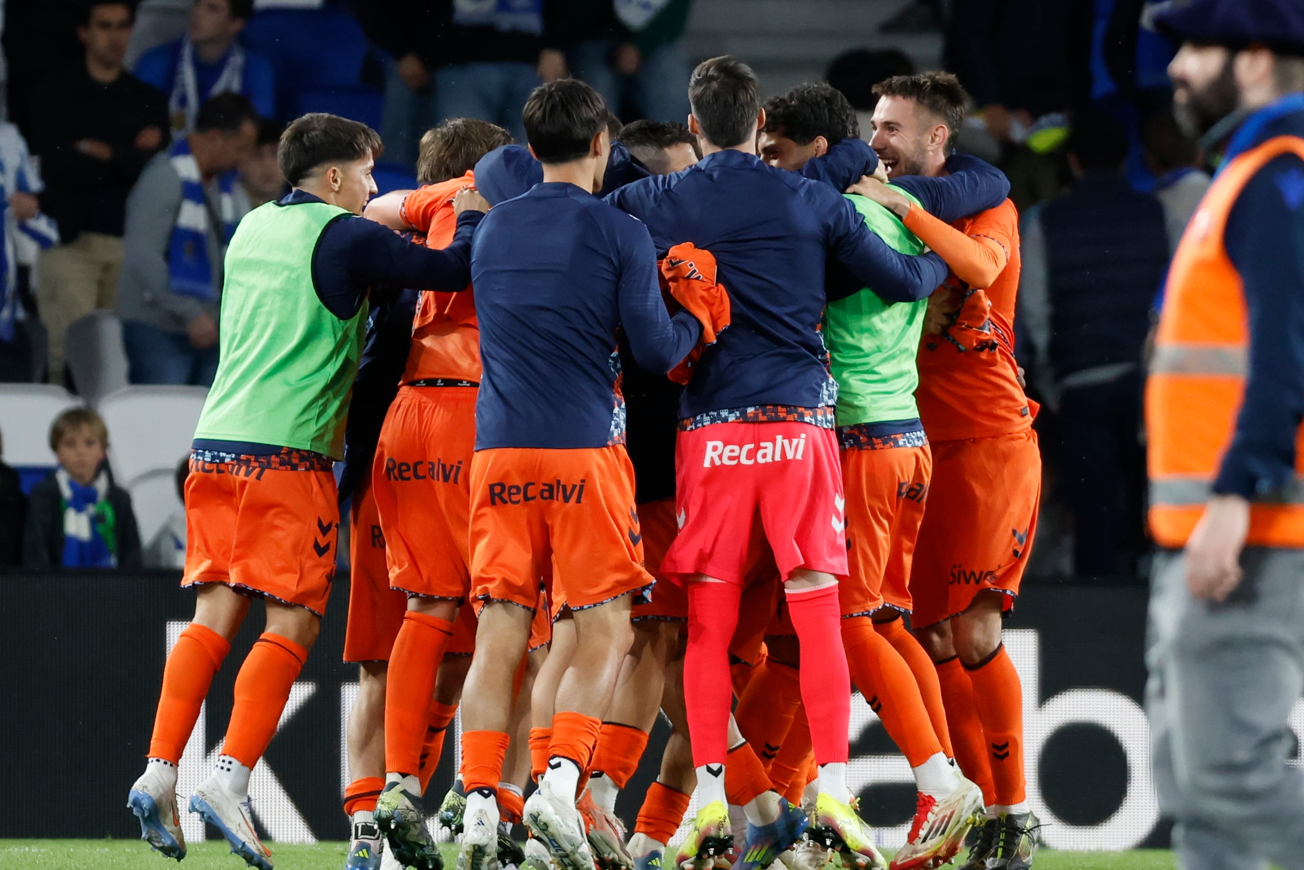 SAN SEBASTIÁN, 13/05/2025.- Los jugadores del Celta celebran la victoria al finalizar el partido de la jornada 36 de LaLiga EA Sports que Real Sociedad y Celta de Vigo disputaron este martes en el estadio Reale Arena, en San Sebastián. EFE/Juan Herrero
